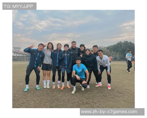 四位足球球星与女主角合影瞬间展现足球魅力与精彩互动